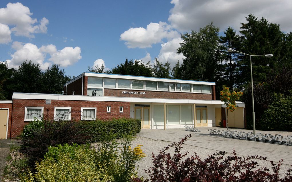 De christelijke gereformeerde kerk in het Groningse dorp Midwolda, met op de gevel haar naam: ”Crux Ancora Vitae” (Het Kruis is het Anker van het Leven; foto uit 2010). beeld RD, Anton Dommerholt