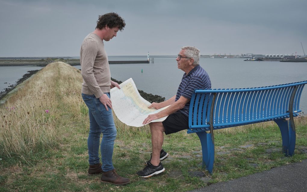 Cees Meeldijk (l.) en Gert Lont (met zeekaart op schoot) speuren naar wrakken van vergane viskotters. beeld Sjaak Verboom