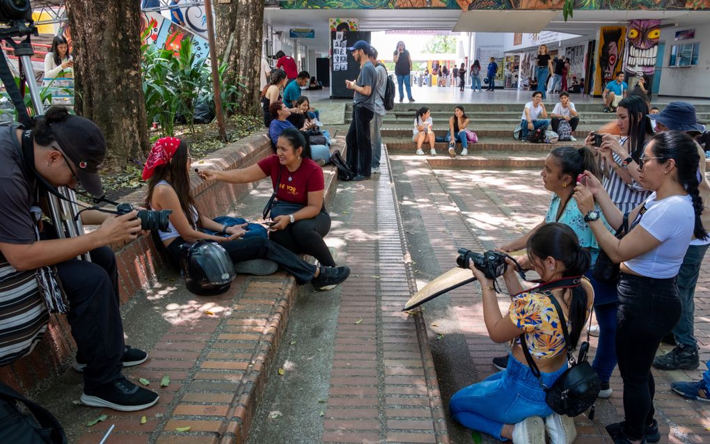 Een groep interviewt studenten over het Colombiaanse conflict. beeld Ynske Boersma