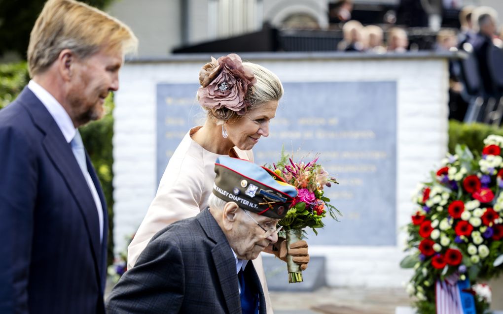 Koning Willem-Alexander, veteraan Kenneth Thayer en koningin Maxima komen aan bij de nationale start van 80 jaar vrijheid in het Limburgse dorp Mesch. Hierbij staat het begin van de bevrijding van Limburg en het zuiden van het land centraal. beeld ANP,  Sem van der Wal