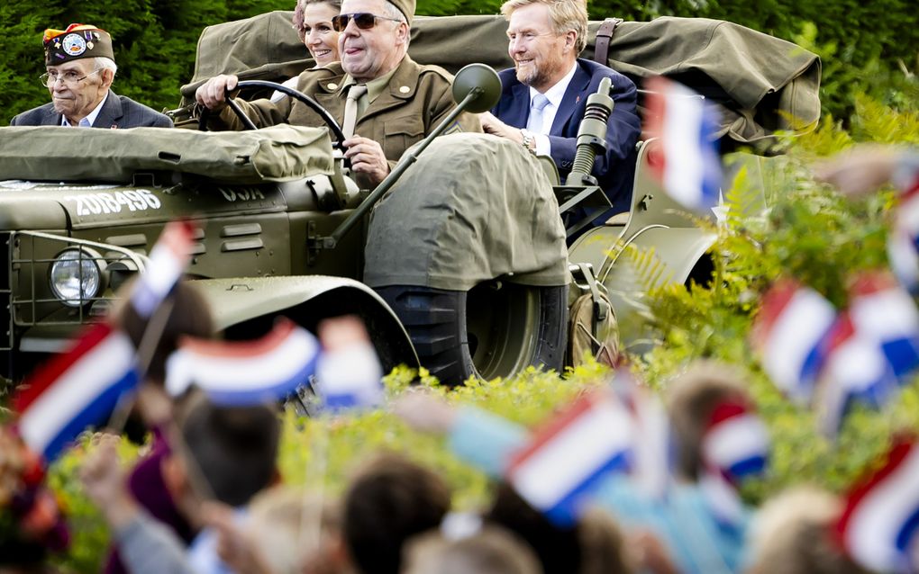 Veteraan Kenneth Thayer, koning Willem-Alexander en koningin Máxima arriveerden donderdagmiddag in het Limburgse dorpje Mesch voor de start van de nationale viering van 80 jaar vrijheid. beeld ANP, Sem van der Wal