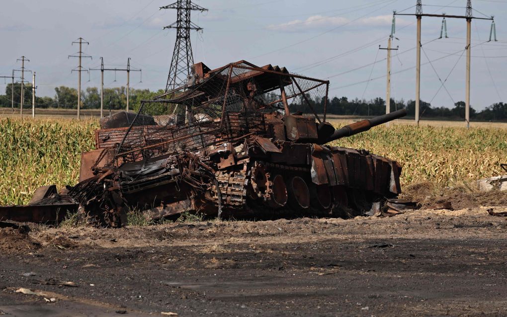 Een verwoeste tank nabij de door Oekraïne gecontroleerde Russische stad Sudzha. beeld AFP, Yan Dobronosov