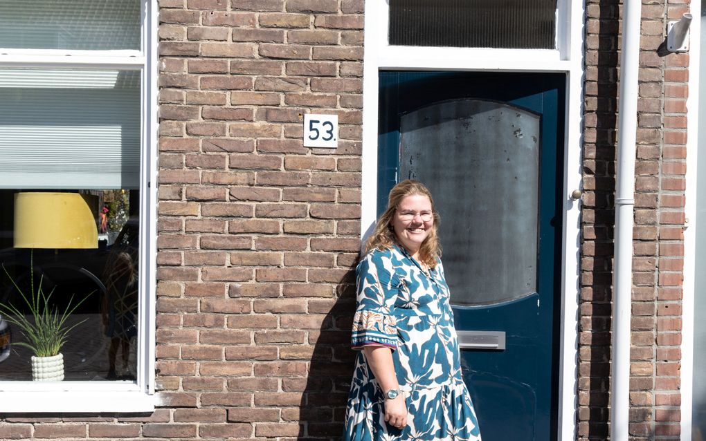 Alinda Visscher voor haar huis in Kampen. beeld RD, Anton Dommerholt