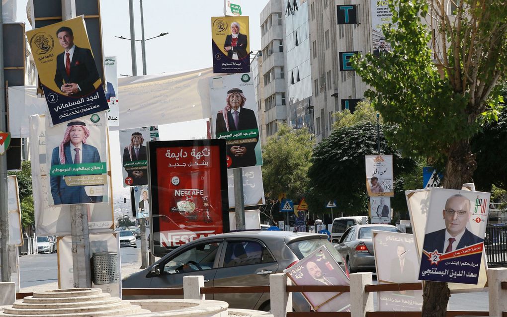 Verkiezingsaffiches op straat in de Jordaanse hoofdstad Amman. beeld AFP, Khalil Mazraawi