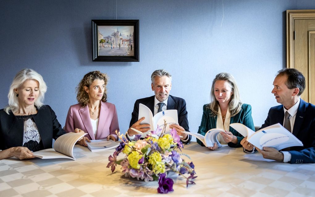 V.l.n.r.: Mona Keijzer (BBB), Sophie Hermans (VVD), minister-president Dick Schoof, Fleur Agema (PVV) en Eddy van Hijum (NSC) poseren voor een foto in het Catshuis met het regeerprogramma van hun kabinet. Het regeerakkoord is in de ministerraad vastgesteld. beeld ANP, Remko de Waal