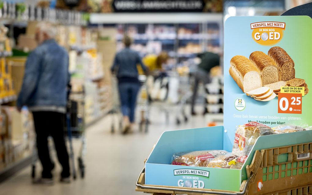 In de strijd tegen voedselverspilling biedt de Lidl producten die de uiterste houdbaarheidsdatum hebben bereikt voor spotprijzen aan. beeld ANP, Koen van Weel