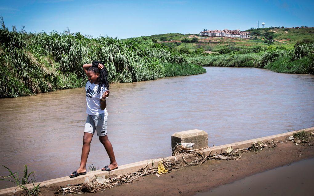 De rivier Ohlanga raakte ernstig vervuild nadat drie jaar geleden een loods van UPL, een Indiase producent van landbouwchemicaliën, afbrandde. beeld Bram Lammers