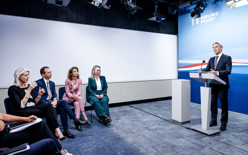 De vicepremiers Mona Keijzer (BBB), Eddy van Hijum (NSC), Sophie Hermans (VVD) en Fleur Agema (PVV) luisteren toe terwijl premier Dick Schoof in perscentrum Nieuwspoort het regeerprogramma presenteert. beeld ANP, Remko de Waal 