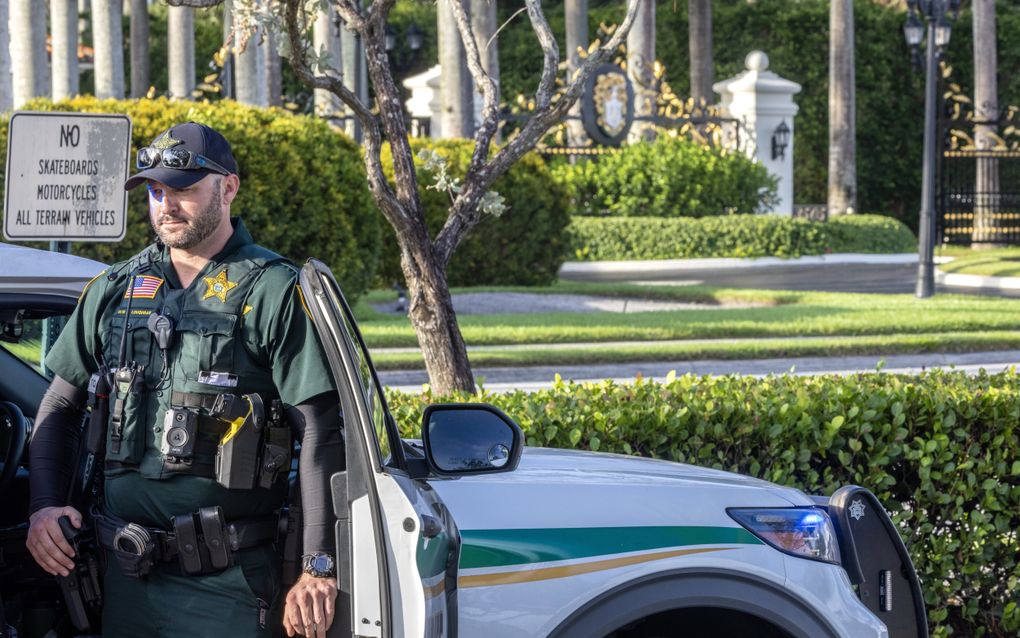 Een politieagent bewaakt de ingang van Trumps golfclub, kort nadat daar een man met een geweer werd gezien. beeld EPA, Cristobal Herrera-Ulashkevich