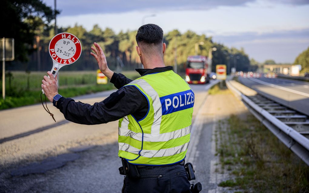 De Duitse politie voert maandag vanaf middernacht controles uit op de A1/A30 bij de grensovergang met Duitsland om terroristen en illegale migranten te weren. beeld ANP, Emiel Muijderman 