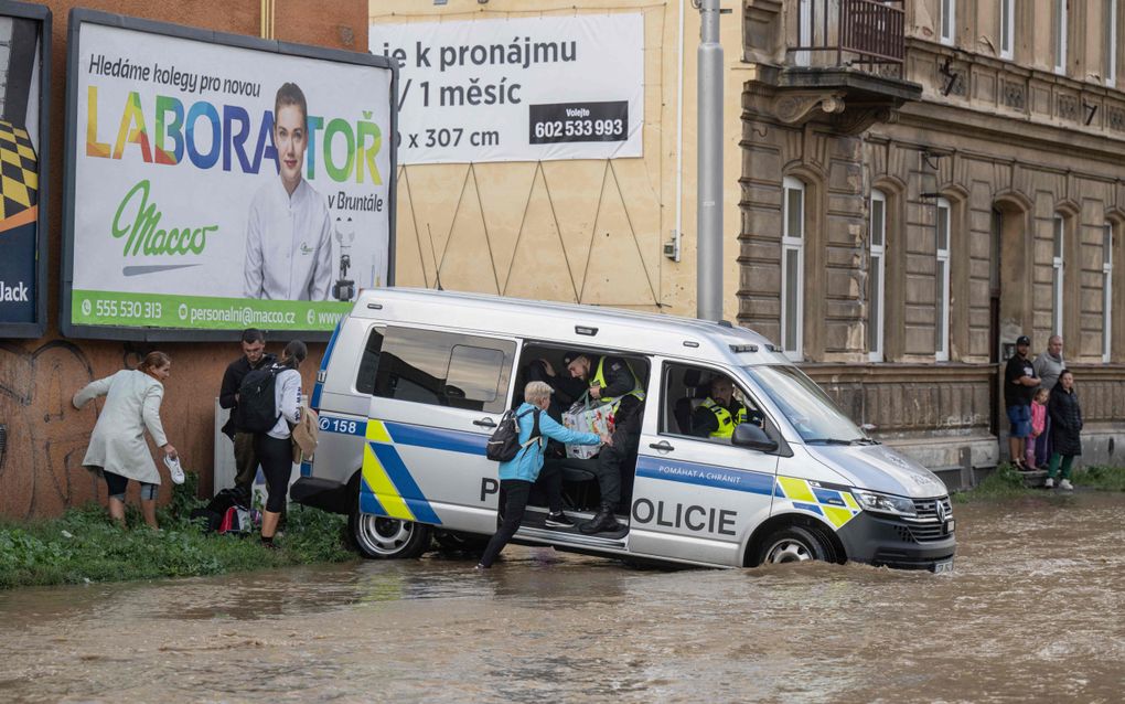 Politieagenten evacueren inwoners van de Tsjechische stad Opava. beeld AFP, Michal Cizek