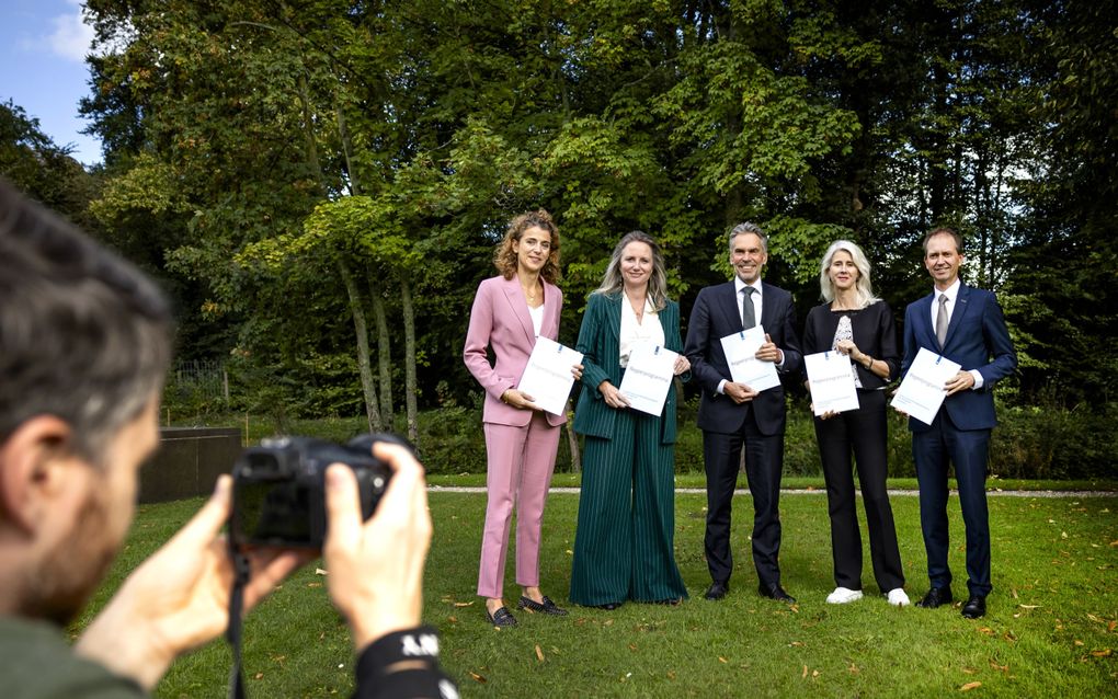 Sophie Hermans (VVD), Fleur Agema (PVV), minister-president Dick Schoof, Mona Keijzer (BBB) en Eddy van Hijum (NSC) poseren voor een foto in de tuin van het Catshuis met het regeerprogramma van hun kabinet. beeld ANP, Remko de Waal