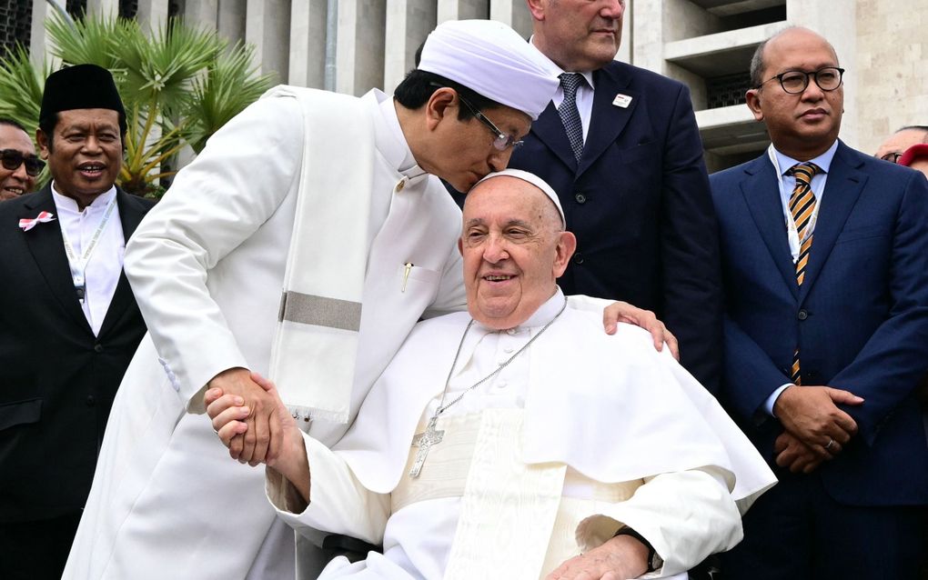 De Indonesische grootimam Nasaruddin Umar (l.) schudt paus Franciscus de hand na een interreligieuze ontmoeting in de Istiqlal Moskee in Jakarta op 5 september. beeld AFP,  Tiziana Fabi