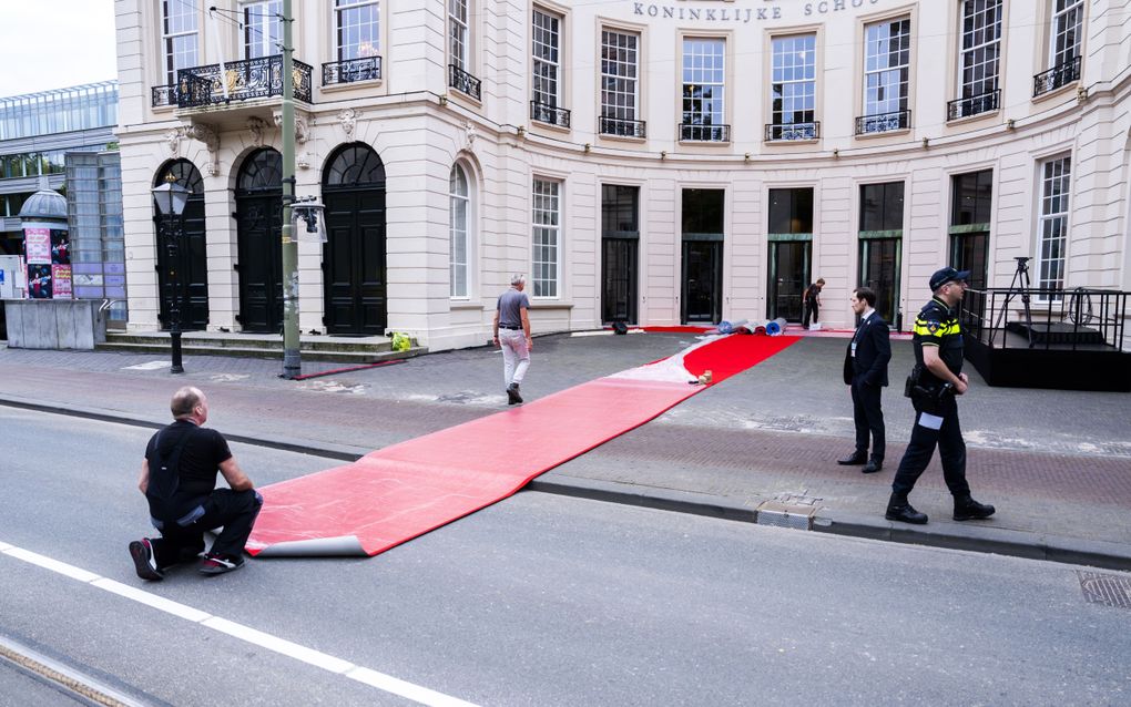 De omgeving van de Koninklijke Schouwburg wordt gereed gemaakt voor de viering van Prinsjesdag. beeld ANP, JEROEN JUMELET