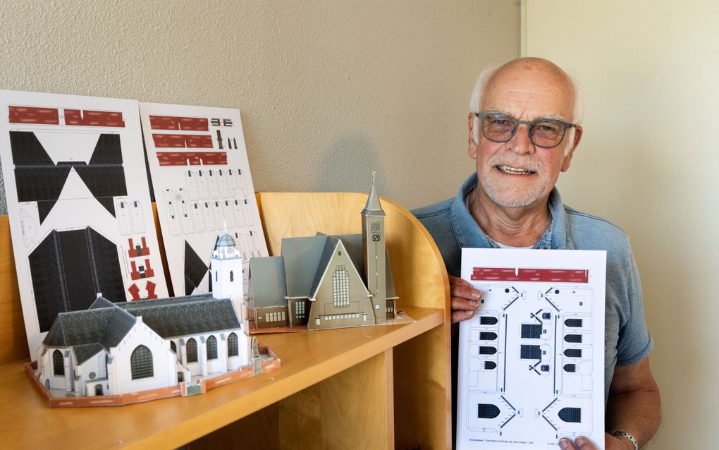 Jan Boom met vóór hem een miniatuur van de Julianakerk in Veenendaal en helemaal vooraan van de Oude Kerk in Katwijk aan Zee. beeld RD, Anton Dommerholt