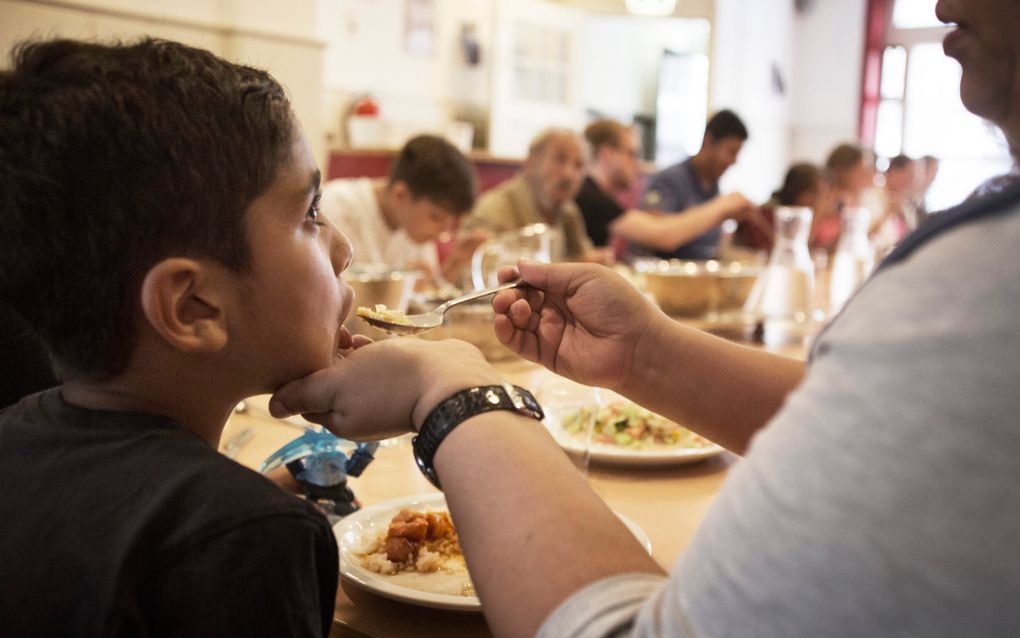 Als het goed is, zit de aansporing standaard in het opvoedingspakket van elke gezin: „Eet je bord leeg, voedsel weggooien mag niet.” Toch wordt er jaarlijks nog flink wat voedsel verspild. Op de foto een buurtmaaltijd voor mensen in de Spaarndammerbuurt in Amsterdam-West. beeld Eran Oppenheimer