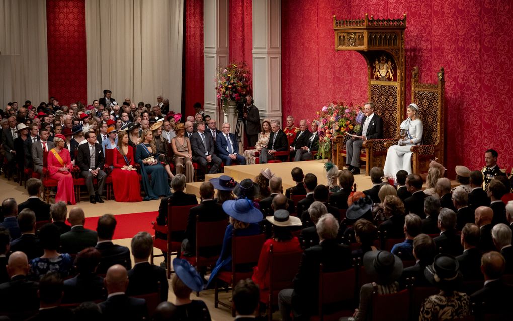 Koning Willem-Alexander leest op Prinsjesdag de troonrede voor aan leden van de Eerste en Tweede Kamer. Vanwege de restauratie van de Ridderzaal gebeurde dat dinsdag in de Haagse schouwburg. beeld ANP, Sem van der Wal