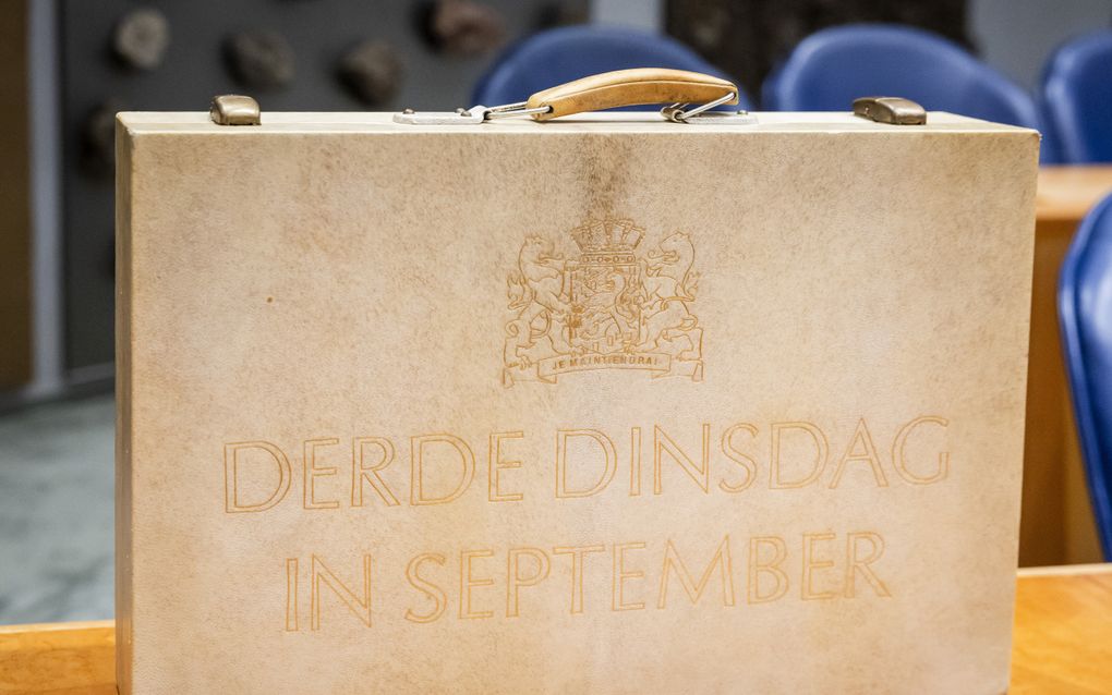 Het koffertje met de miljoenennota en de rijksbegroting op Prinsjesdag in de Tweede Kamer. beeld ANP, Sem van der Wal