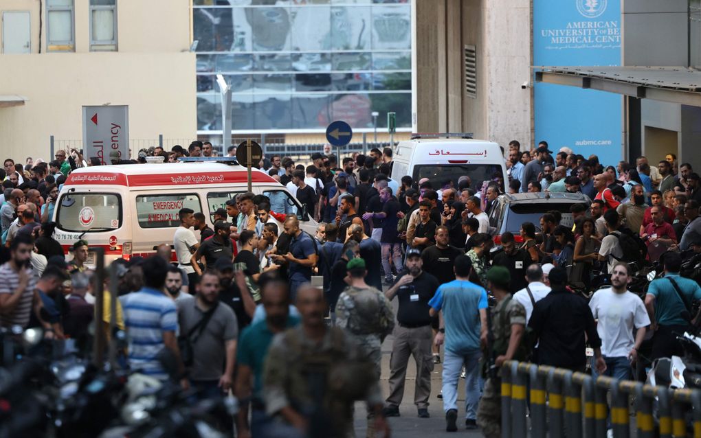 Ambulances in Beiroet voeren gewonden af die dinsdagmiddag vallen door ontploffende piepers. beeld AFP, Anwar Amro