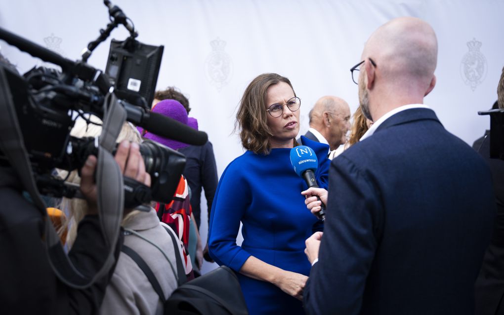 Mirjam Bikker (CU) staat de pers te woord na afloop van de bijeenkomst in de Koninklijke Schouwburg. beeld ANP JEROEN JUMELET