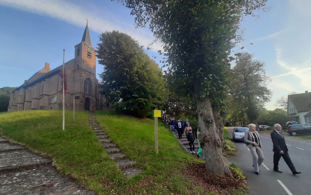 Burgemeester Schaap (tweede van rechts) dinsdagavond tijdens de stille tocht van ’t Kerkje op de Heuvel in Heelsum naar het Airbornemonument. beeld Riekelt Pasterkamp