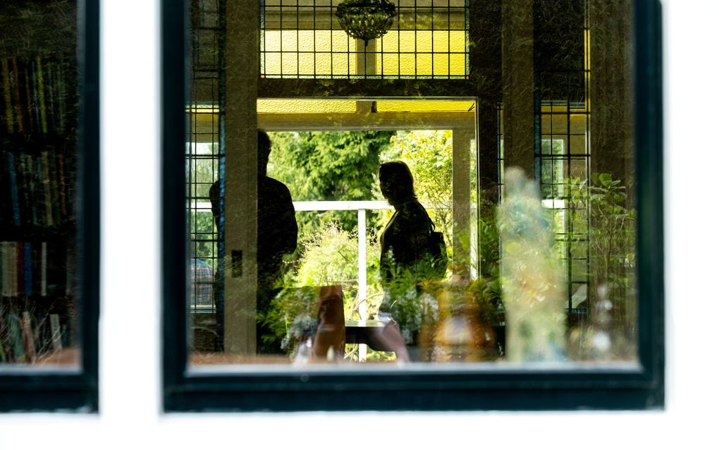 Volgens hypotheekadviseur Heleen van den Bos leiden de geleidelijk dalende rentes nog niet tot een toeloop van potentiële huizenkopers  . Foto: geïntereseerden bezichtigen een woning.  beeld ANP, Iris van den Broek