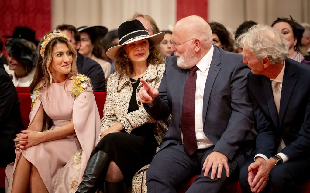 V.l.n.r.: Dilan Yeşilgöz en Edith Schippers (beiden VVD) en Frans Timmermans en Paul Rosenmöller (beiden GroenLinks-PvdA) voorafgaand aan de troonrede in de Koninklijke Schouwburg. beeld ANP, Sem van der Wal