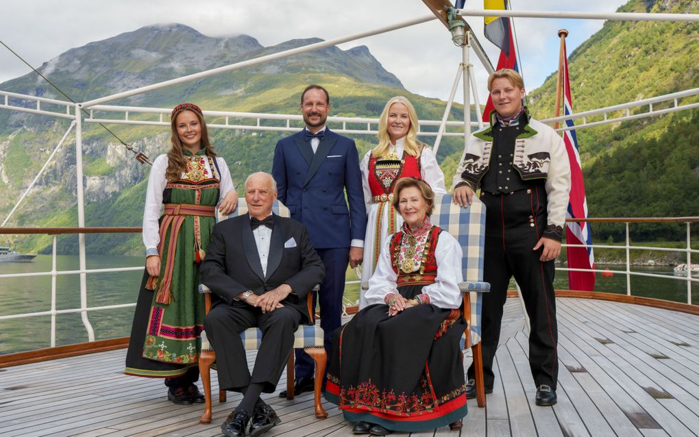 Familiefoto. V.l.n.r.: prinses Ingrid Alexandra, koning Harald, kroonprins Haakon, kroonprinses Mette-Marit, koningin Sonja, prins Sverre Magnus. beeld AFP, Cornelius Poppe