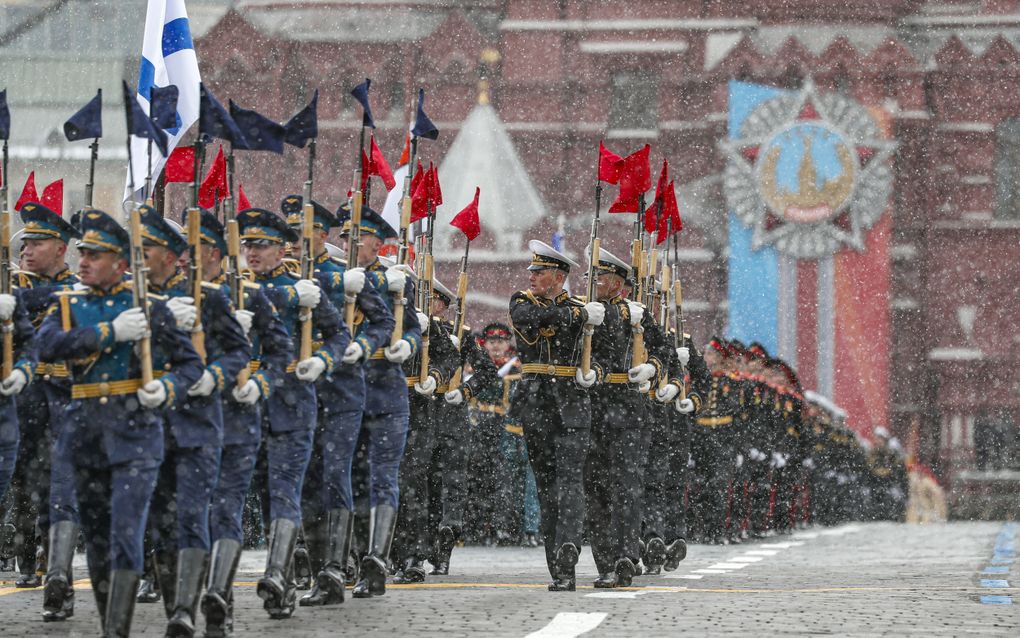 Russische militairen nemen in mei van dit jaar deel aan de militaire parade op de Dag van de Overwinning op het Rode Plein in Moskou. beeld EPA, Yuri Kochetkov