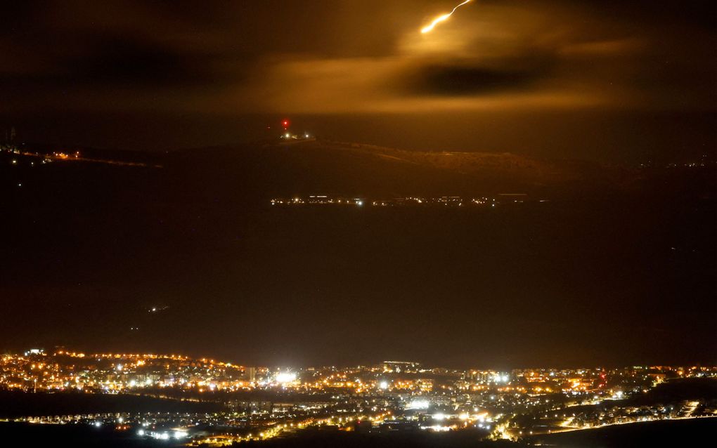 Israëlische luchtafweer in actie in het grensgebied met Libanon. beeld AFP, Jalaa Marey