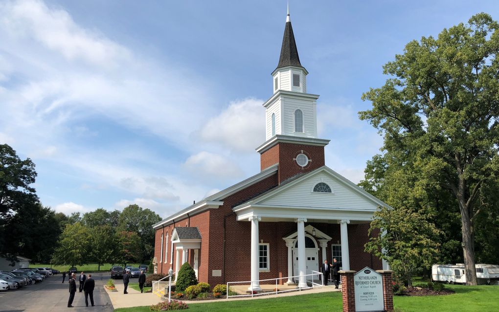 Afgevaardigden van de generale synode van de Netherlands Reformed Congregations in 2018 staan bij het kerkgebouw aan de Covell Avenue te Grand Rapids. beeld ds. E. Hakvoort