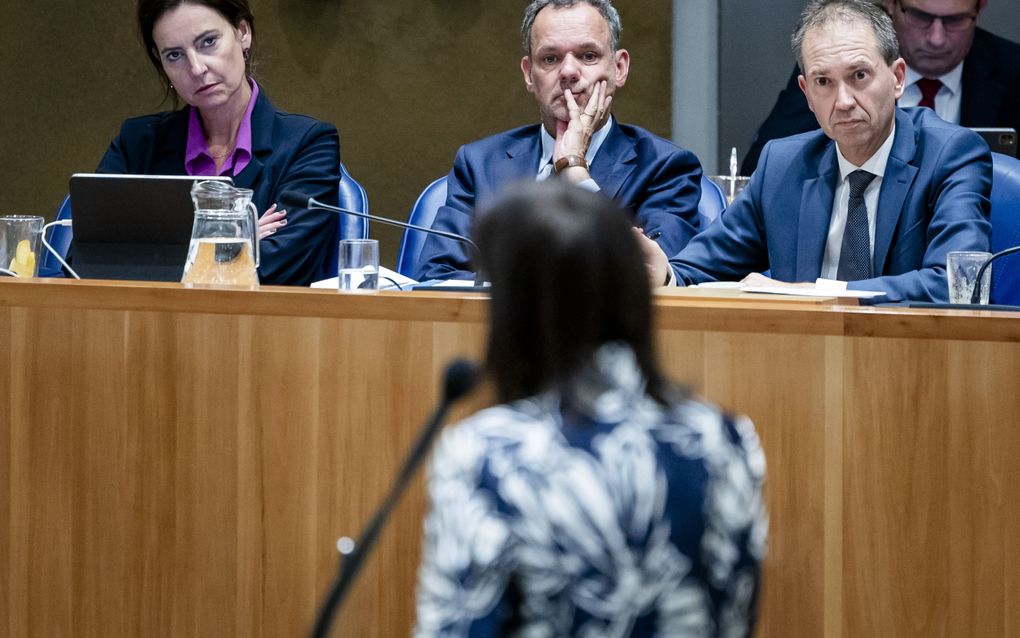 De NSC-bewindslieden Judith Uitermark, Caspar Veldkamp en Eddy van Hijum zien toe hoe tijdelijk NSC-fractievoorzitter Nicolien van Vroonhoven (op de rug gezien) zich in de nesten werkt, tijdens een debat over de asielcrisiswet. beeld ANP, Remko de Waal