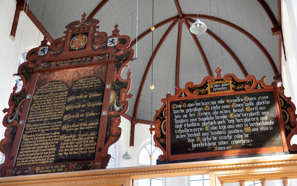 „De bede „Leid ons niet in verzoeking, maar verlos ons van de boze” roept de vraag op: als Christus ons verlost, wordt die schuld dan ook betaald? En door wie?” Foto: bord met het Onze Vader in de Oude Jeroenskerk in Noordwijk. beeld RD, Anton Dommerholt