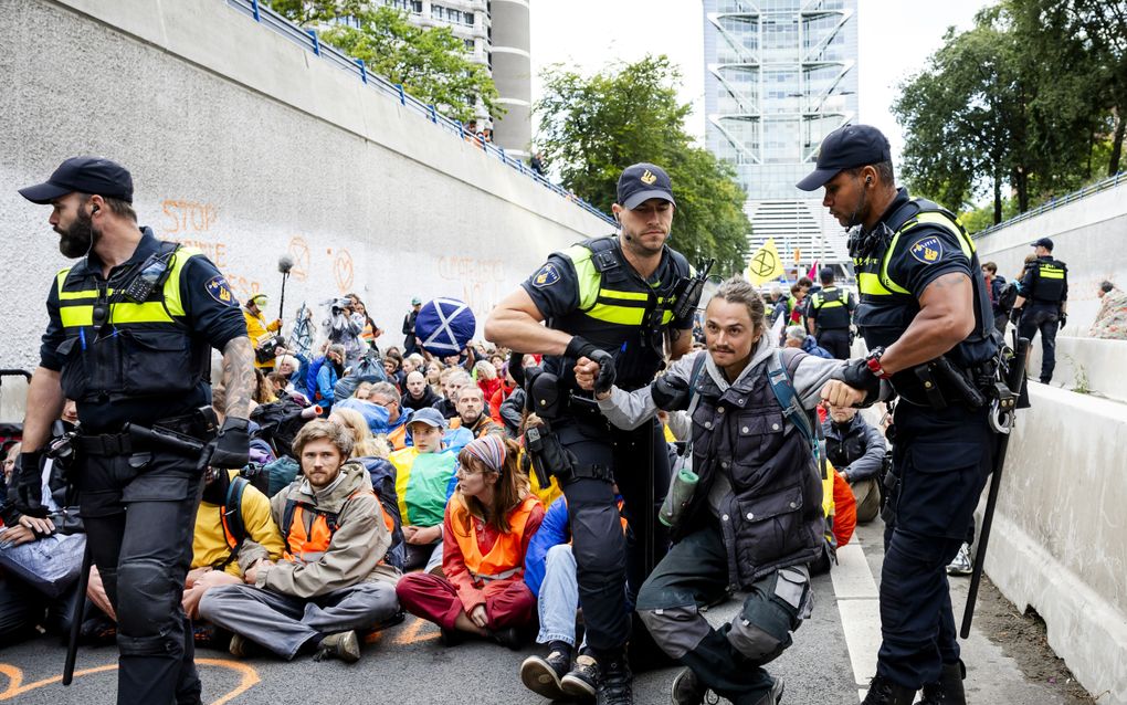 Auteurs van het boek ”Weerbaar leven” zijn positief over snelwegblokkades door Extinction Rebellion, zoals eerder deze maand op de A12 bij Den Haag. „Het gaat mij echter veel te snel, ik mis de zelfreflectie.” beeld ANP, Sem van der Wal