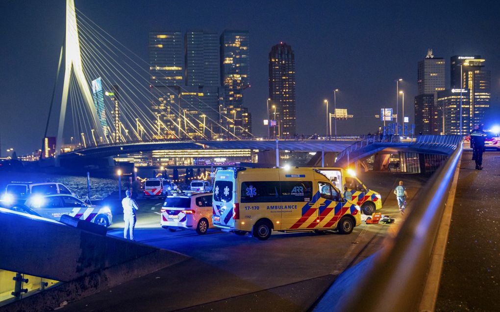 Hulpverleners bij een steekincident waarbij iemand om het leven is gekomen en een ander zwaargewond raakte. Het incident gebeurde in de omgeving van de Erasmusbrug. beeld ANP,  MEDIATV