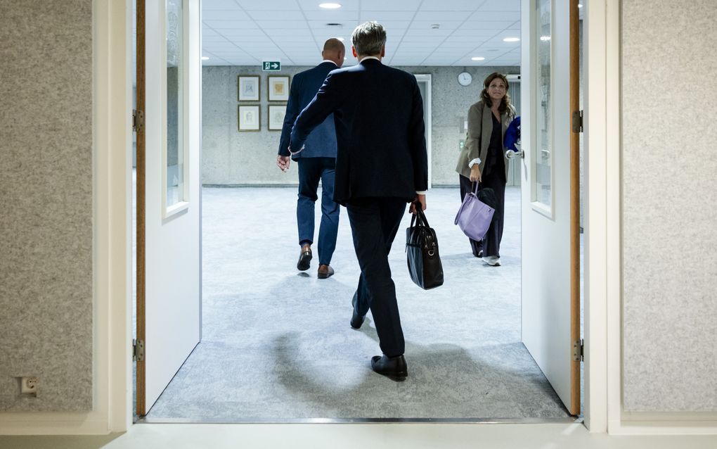 Premier Dick Schoof vertrekt na afloop van de tweede dag van de Algemene Politieke Beschouwingen. beeld ANP, Sem van der Wal