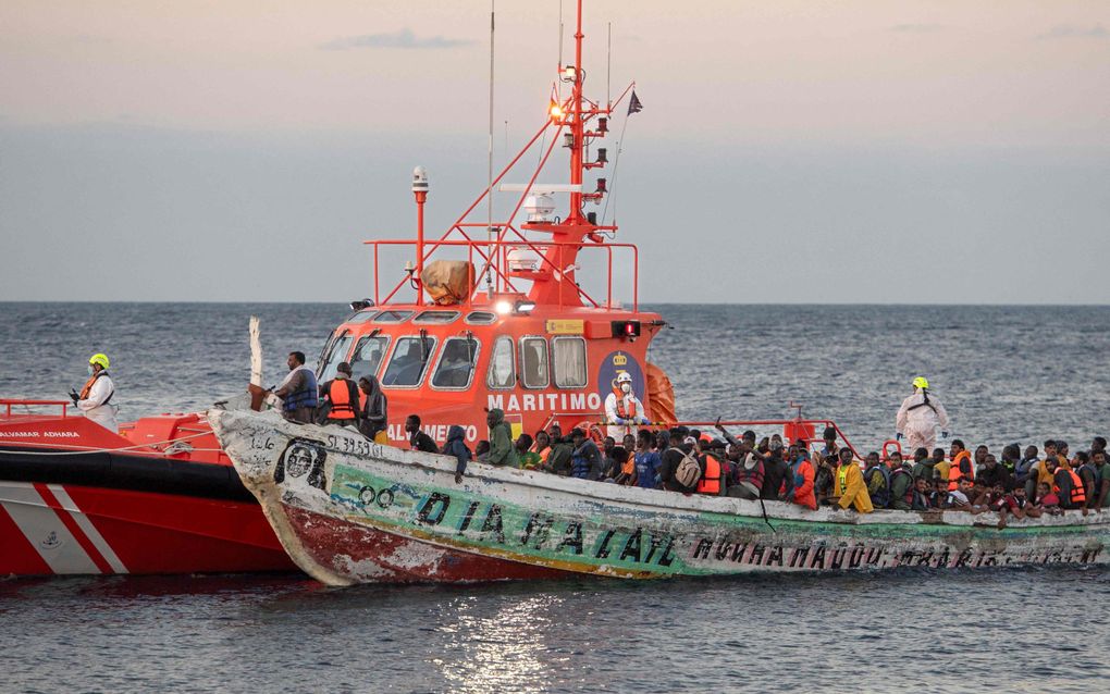 Migranten maken de lange reis over de Atlantische Oceaan naar de Canarische Eilanden in West-Afrikaanse visserskano's, zogeheten ”cayuco’s”. Hier worden ze opgepikt door de Spaanse zeereddingsdienst Salvamento Marítimo. beeld AFP, Antonio Sempere