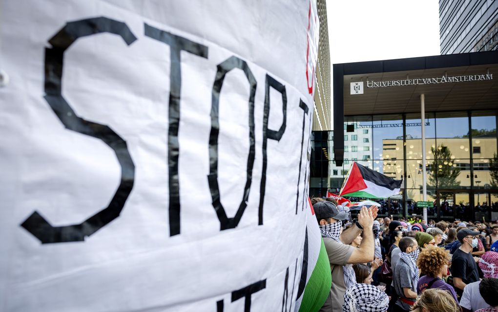 Pro-Palestijnse activisten tijdens een protest op de Roeterseilandcampus van de Universiteit van Amsterdam (UvA). De demonstranten zijn tegen de samenwerking van de UvA met Israëlische academische instellingen. beeld ANP SEM VAN DER WAL