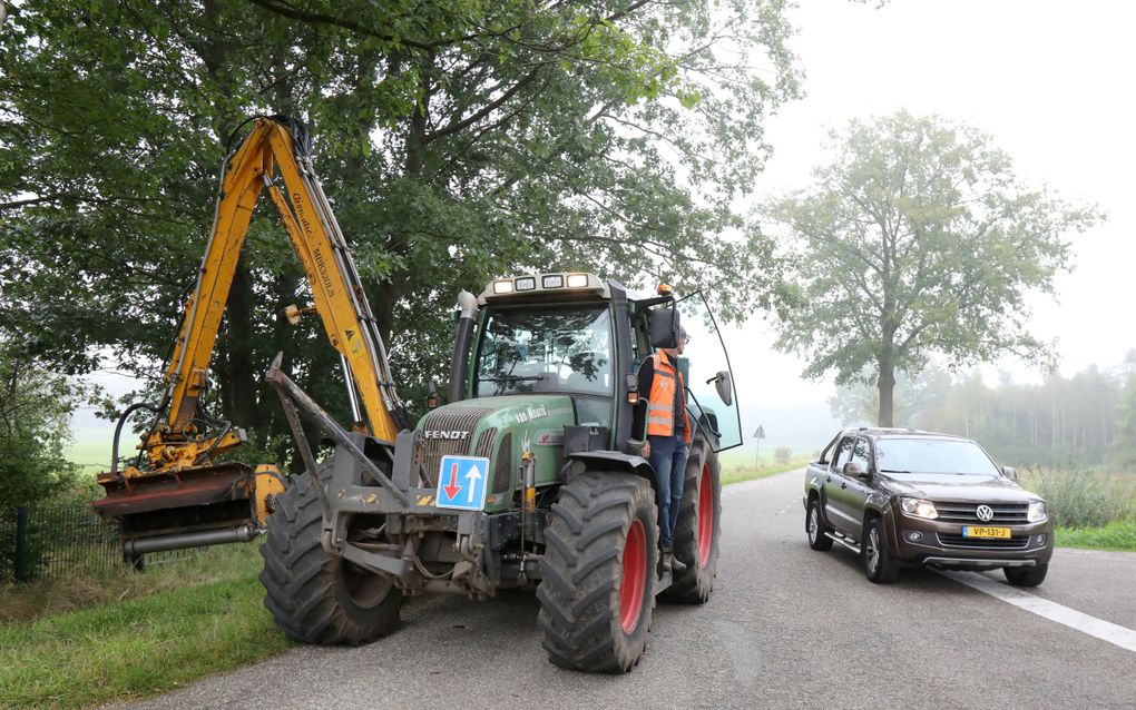 Een bermbeheerder van loonwerker Van Mourik Beekbergen maait woensdag het gras bij verstopte duikers in de buurt van Eerbeek. Volgens Brancheorganisatie Cumela heeft 70 procent van de medewerkers die bermen en sloten onderhouden langs openbare wegen, last van agressief gedrag. beeld VidiPhoto