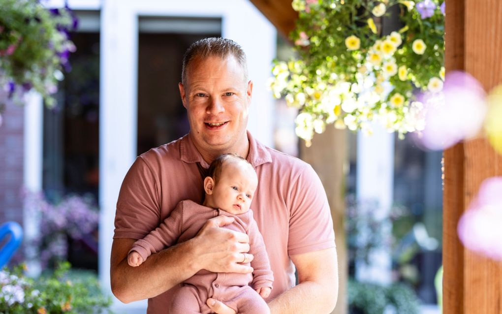 Steeds meer stellen nemen betaald ouderschapsverlof op om voor hun kind te zorgen. Foto: Gert Jan van Veldhuizen uit Putten. beeld André Dorst