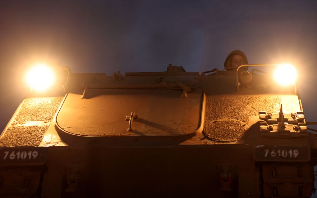 Israëlische tank na een training. Israël heeft afgelopen week Hezbollah op diverse manieren onder vuur genomen. beeld EPA, ATEF SAFADI