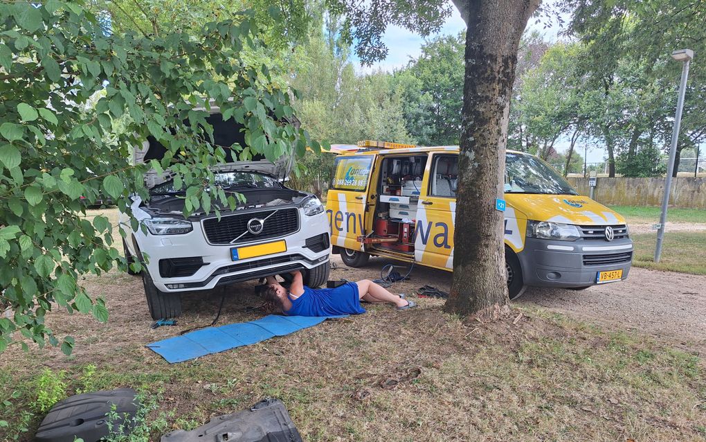 „De auto heeft geen vermogen meer. Ik denk dat het de turbo is”, zegt de vrouw vanonder de auto. beeld David den Hertog