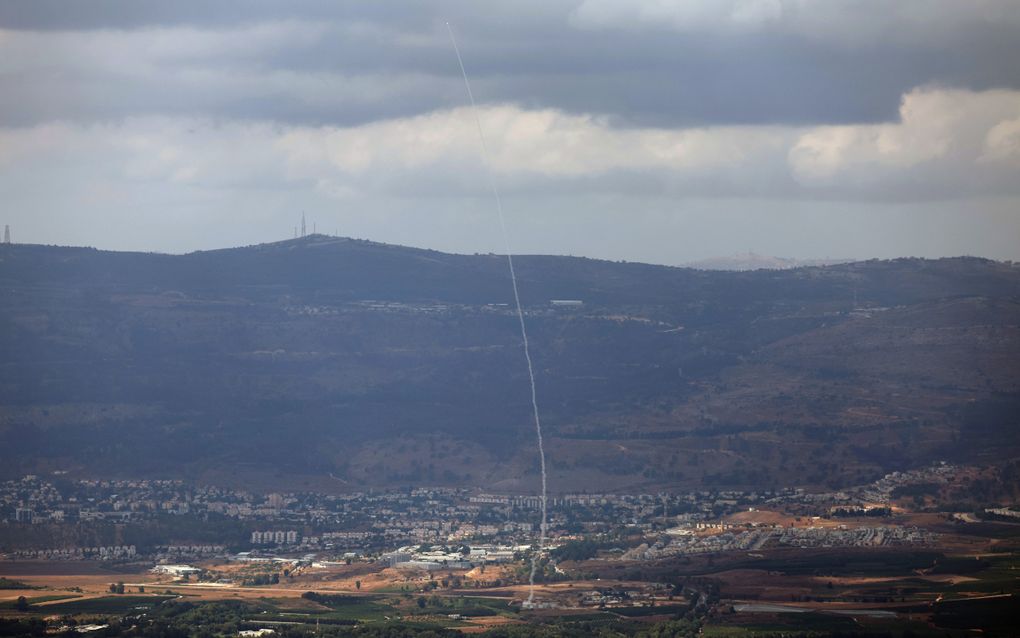 De Iron Dome van Israël onderschept een raket die is afgeschoten vanuit Libanon. beeld EPA, ATEF SAFADI