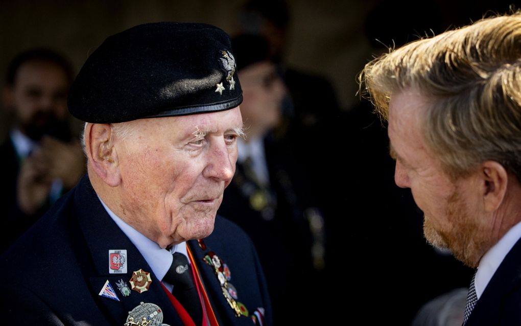 Koning Willem-Alexander ontmoet veteranen tijdens een herdenkingsbijeenkomst op de Ginkelse Heide. beeld ANP, Koen van Weel 