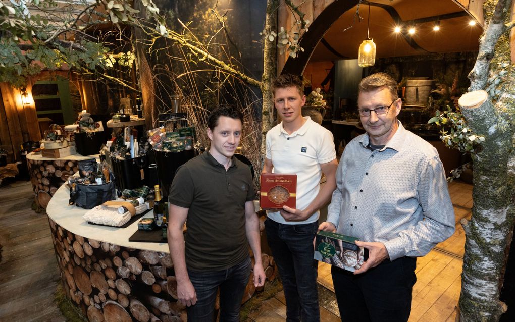 Jan van de Herik (rechts) met zijn zonen Willem (links) en Herbert (midden) van tuincentrum De Bruine Meren in Otterlo. beeld RD, Anton Dommerholt