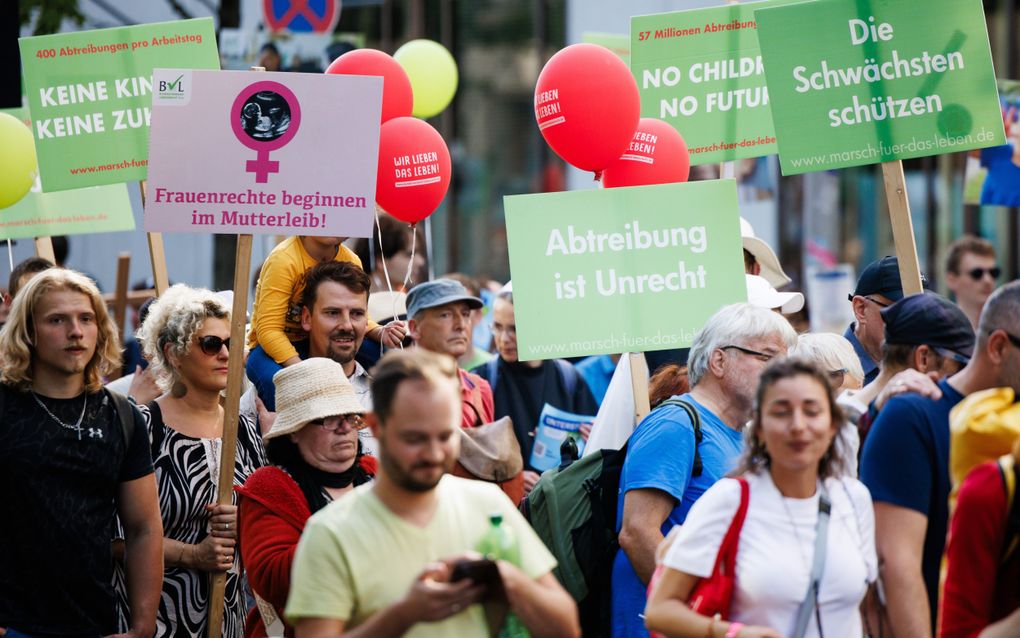 Deelnemers aan de Mars voor het Leven in de Duitse hoofdstad Berlijn. De prolife-activisten houden borden vast met teksten als “Abortus is onrecht”, ”De zwaksten beschermen” en ”Geen kinderen, geen toekomst”. beeld EPA, Clemens Bilan