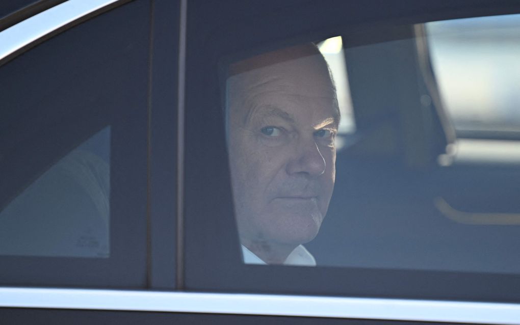 Olaf Scholz kijkt vanuit een auto naar buiten. Volgens media is de Duitse bondskanselier bewust, vanwege zijn impopulariteit, buiten de verkiezingscampagne in de deelstaat Brandenburg gehouden. beeld AFP, Ralf Hirschberger