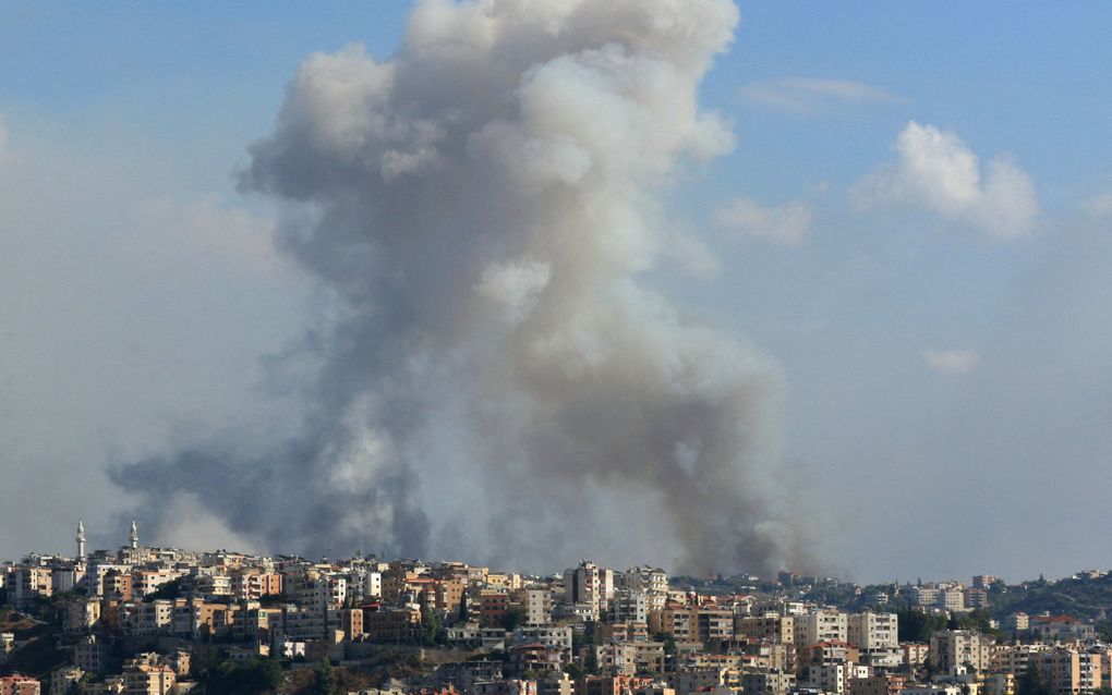 Rook stijgt op uit een dorpje in de Bekavallei, in het zuiden van Libanon. Israël heeft bewoners gewaarschuwd nog intensiever doelen van Hezbollah te zullen aanvallen en roept bewoners op te vluchten. Beeld AFP