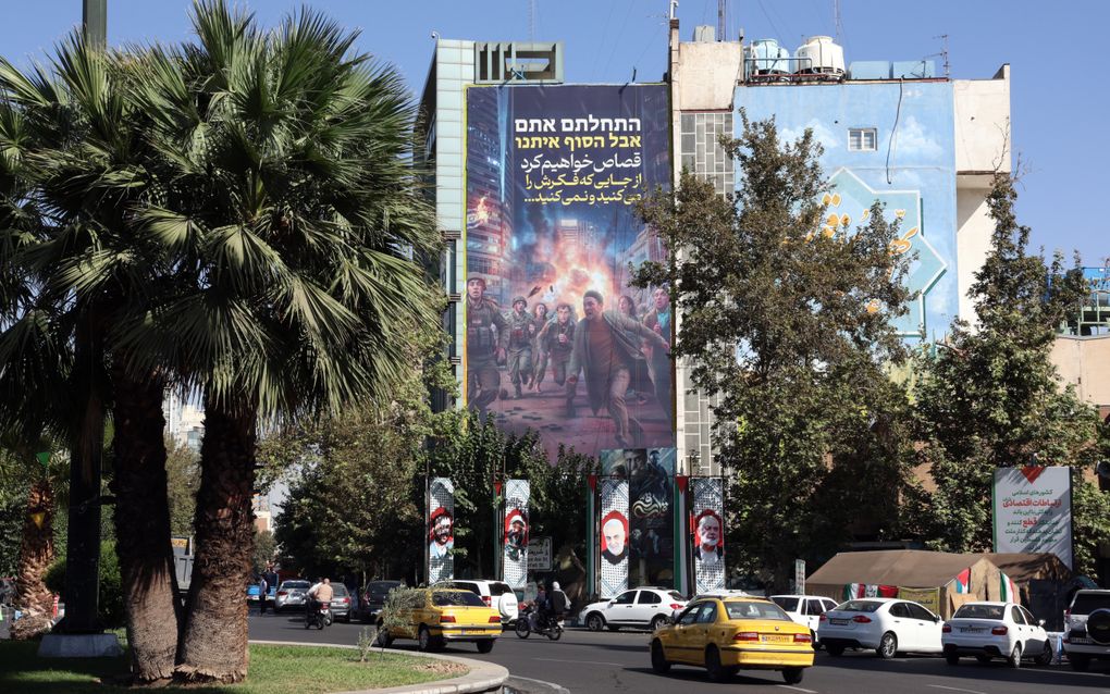 Een aantal prominente evangelicalen in de Verenigde Staten vreest dat er een nieuw „Hamandecreet” aankomt dat Israël wil vernietigen. De foto toont een groot anti-Israëlbord in de Iraanse hoofdstad Teheran. Op het billboard zijn Israëlische militairen te zien die wegrennen van een explosie, met als boodschap van Iran: „We zullen wraak op jullie nemen op manieren die jullie je kunnen voorstellen en niet kunnen voorstellen”. beeld EPA, Abedin Taherkenarah 