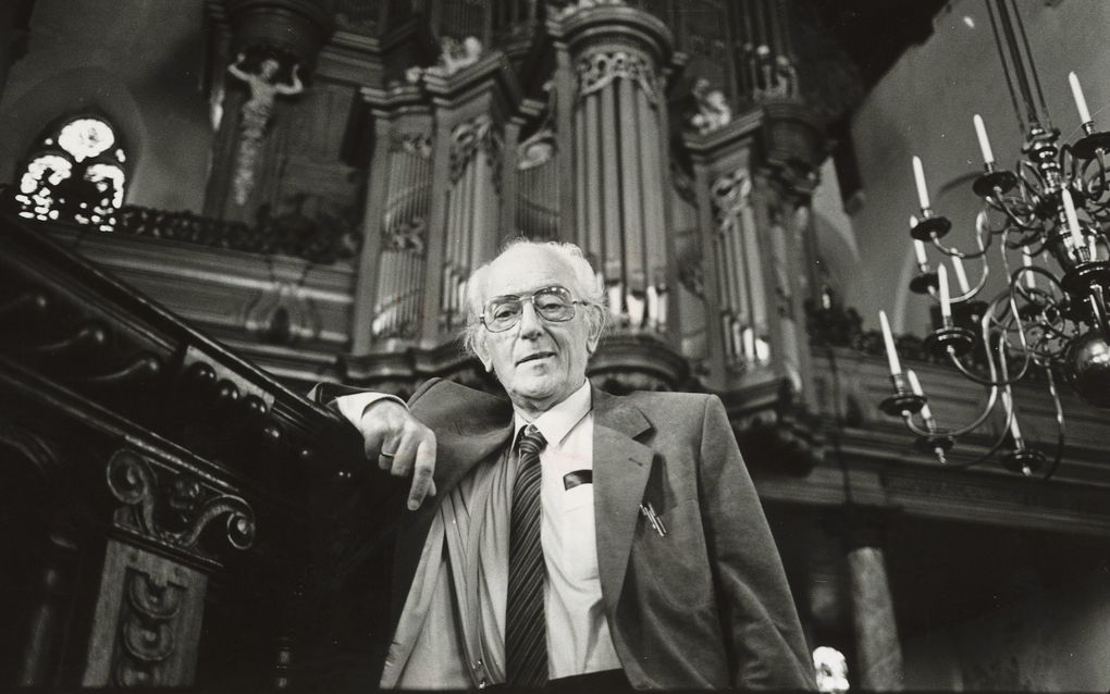 Feike Asma voor het orgel van de Grote Kerk in Maassluis. beeld RD